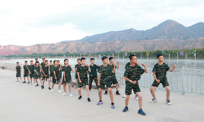 兰州小学生暑假军训夏令营收费，精选机构费用