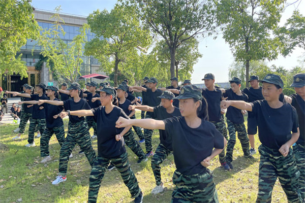 武汉军事夏令营哪个好？师资专业营地
