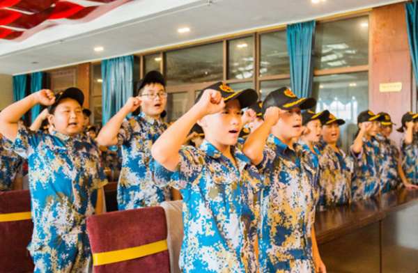 青岛小学生军训夏令营多少钱?对比4大机构费用