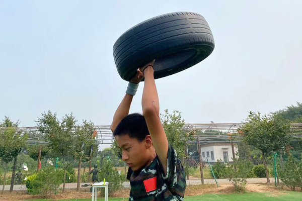 2025年济南学生军训夏令营收费多少？对比这3个活动