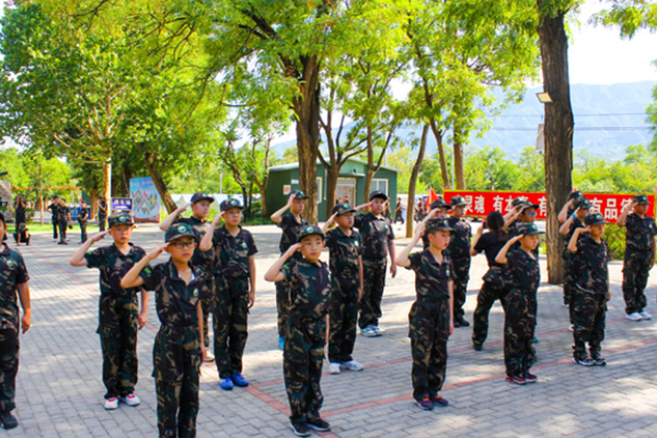 天津小学生军旅夏令营多少钱？对比两家机构价格