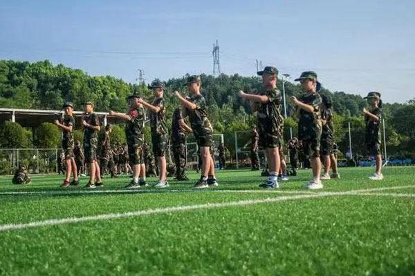 青岛暑假军事化训练夏令营有哪些?梳理封闭式管理营地